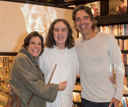 Geraldinho Carneiro entre Ana Cristina e Tadeu Schmidt